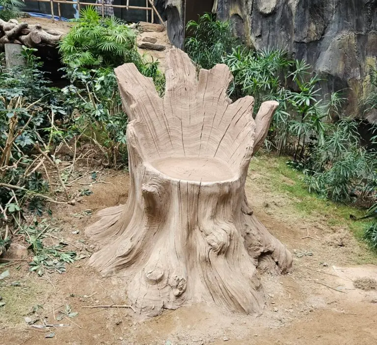 剛完成雕塑的’龍椅’